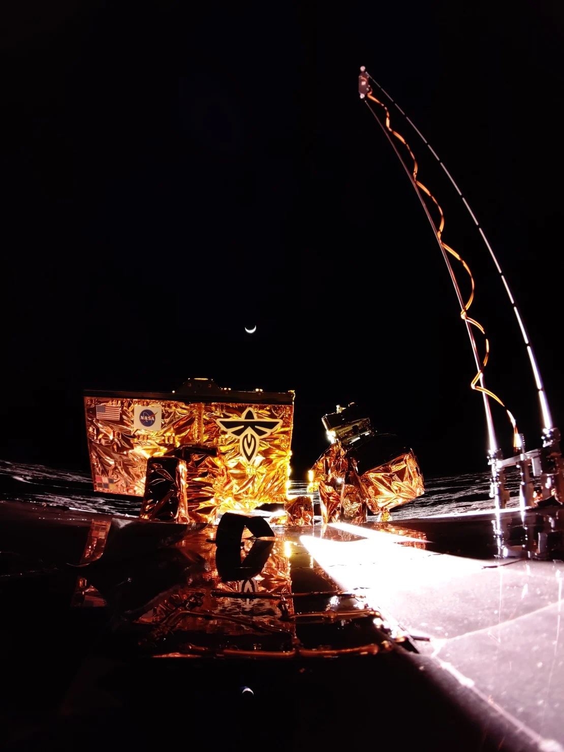 Blue Ghost self-portrait at lunar sunset with Crescent Earth in the sky ett självporträtt taget av en rymdfarkost