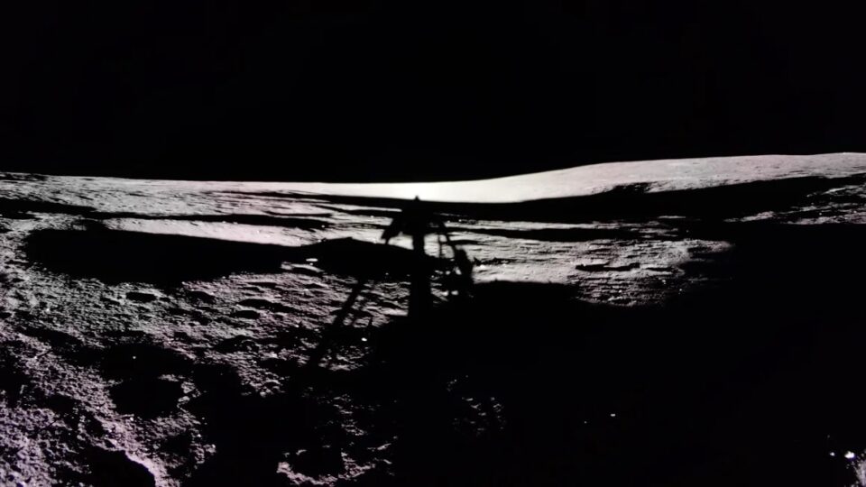 Shadow of Blue Ghost projected on the lunar surface with Mons Latraille to the right fotografi av en rymdfarkost på månen