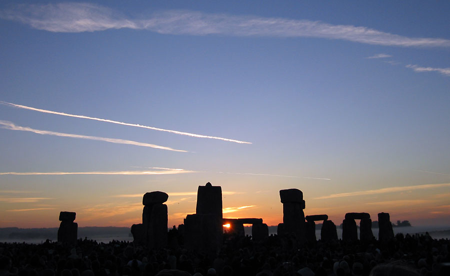 Summer_Solstice_2005_Sunrise_over_Stonehenge_01_Andrew Dunn CC 2.0