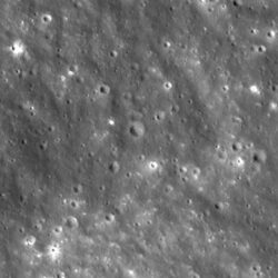 Gråskalig vy av månens yta ovanifrån, med ett kraterlandskap och en liten, ljus nedslagsplats i mitten omgiven av ljusa stråk av utkastat material. Jämförelse av två bilder från NASA Lunar Reconnaissance Orbiter (LRO) som visar området på månen före (vänster) och efter (höger) nedslaget av den övre delen av en SpaceX Falcon 9-raket. Den nya kratern, cirka 18,3 meter bred, syns mitt i bilden och ligger ovanpå en äldre krater av nästan samma storlek. Efter nedslaget den 5 augusti fotograferade LRO området under sin förbiflygning den 11–12 augusti. Fördröjningen berodde på satellitens omloppsbana runt månen.