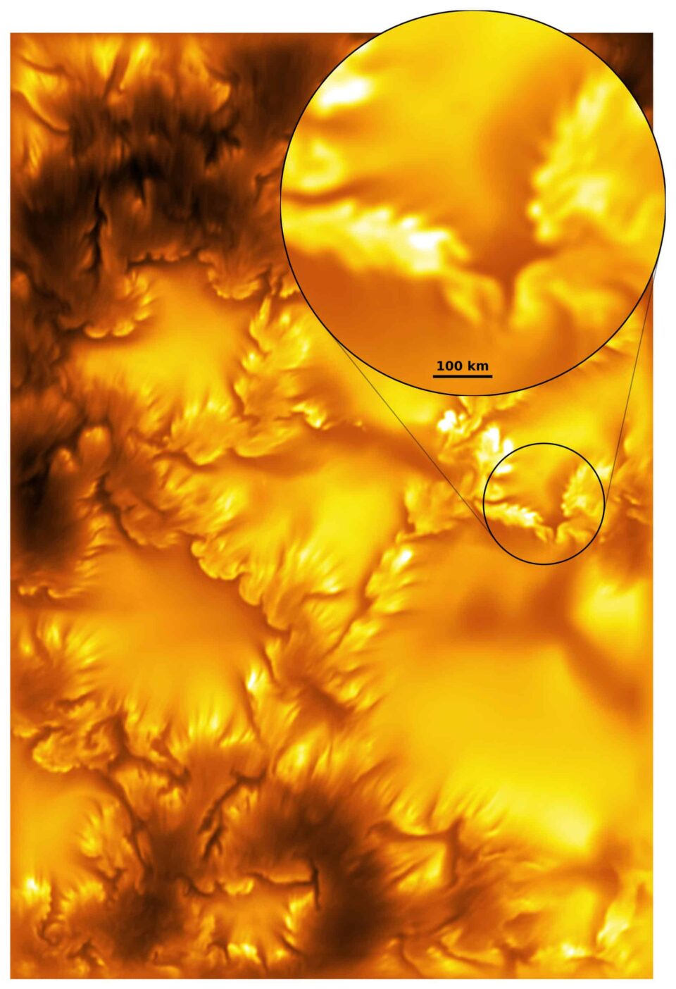 Inouye-Zoom-2-of-2-1 En detaljerad närbild av solens fotosfär i gula och orangea toner, med ljusa granulationsceller omgivna av mörkare strukturer. En stor cirkel visar en kraftigt förstorad detalj av solytan, markerad med en skala på 100 km. En mindre cirkel på bilden visar området som har förstoras.
