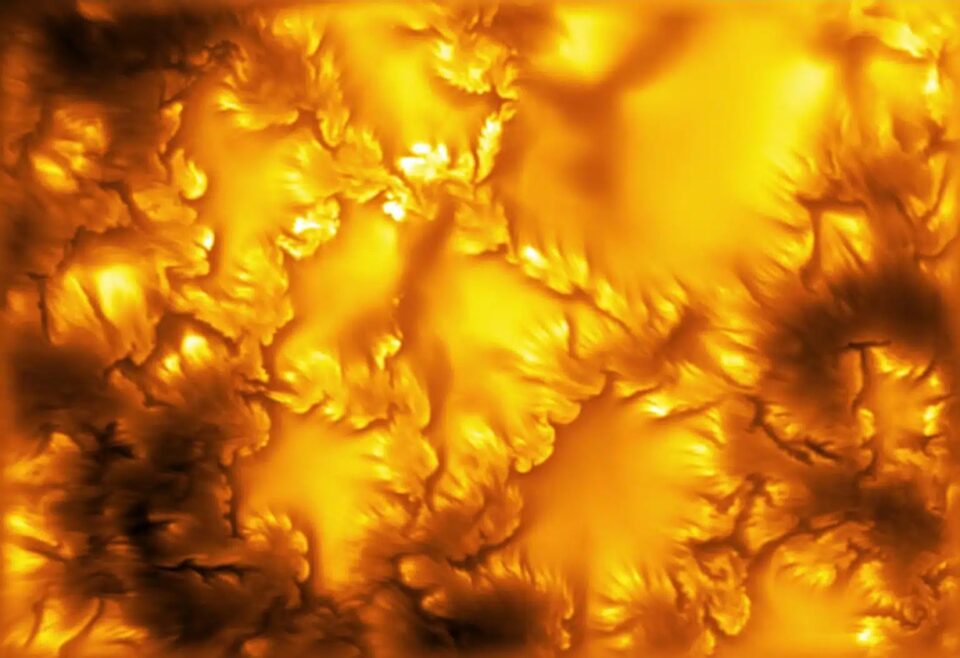The highest-resolution image of the Suns surface - photosphere - ever captured via the Inouye Solar Telescope En extremt detaljerad närbild av solens fotosfär, där ljusa, glödande granulationsceller omges av mörkare, flammande strukturer. Ytan framstår som ett tätt mönster av virvlande och bubblande plasma i gula och orangea toner.