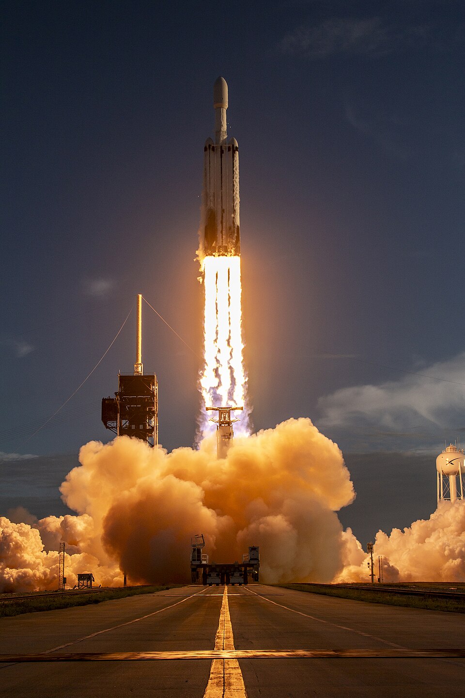 NASA's_Nancy_Grace_Roman_Space_Telescope_Launch_(KSC-20260830-PH-SPX01_0006)_public domain SpaceX Falcon 9-raket skjuts upp från startplatta 39A vid NASA:s Kennedy Space Center i Florida och stiger mot en klarblå himmel och lämnar moln av rök efter sig.