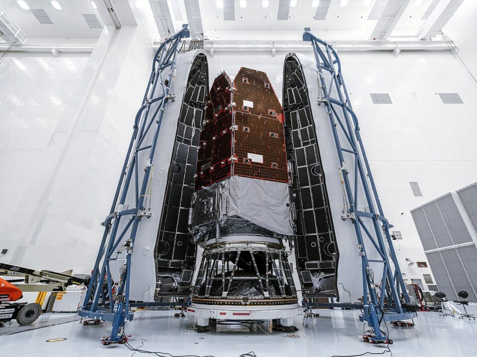 Roman_Space_Telescope_Encapsulation_(KSC-20260821-PH-SER01_0001)_public domain Ingenjörer syns arbeta med en satellit och säkerställer att den är redo för uppskjutning från den avsedda startplattan.