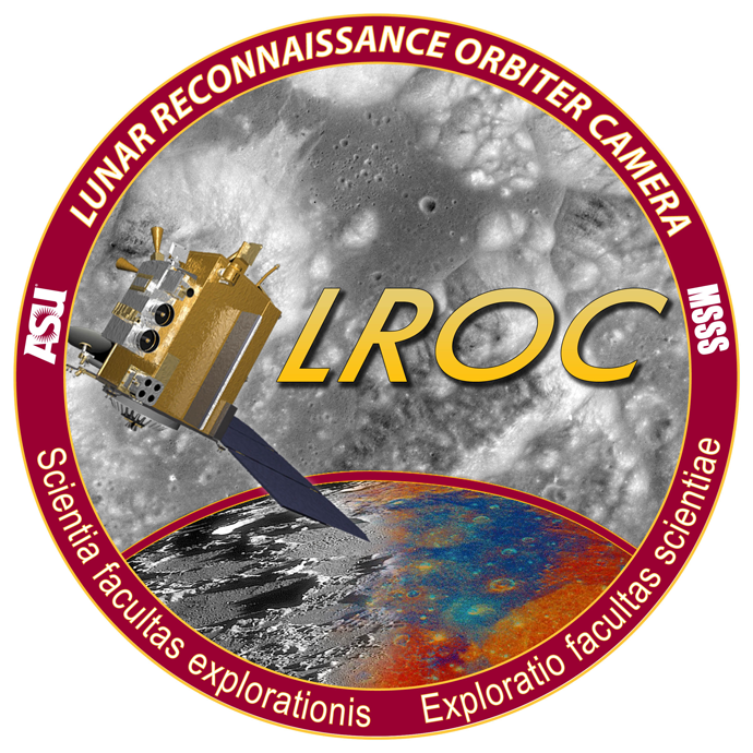 LRO patch_NASA-GSFC-Arizona State University Ett tygmärke med en illustration av satelliten Lunar Reconnaissance Orbiter Camera (LROC) som flyger över en grå månyta. Runt illustrationen finns text, och över månens yta syns ett integrerat lager med färgfilterbilder.
