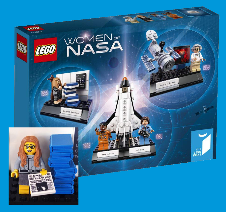 Women of NASA Lego and Margaret Hamilton_Tom Callen Kartongen till LEGO-setet ”Women of NASA” visar tre byggbara uppställningar med historiska personer, samt en infälld bild på en minifigur av Margaret Hamilton och en trave blå böcker.
